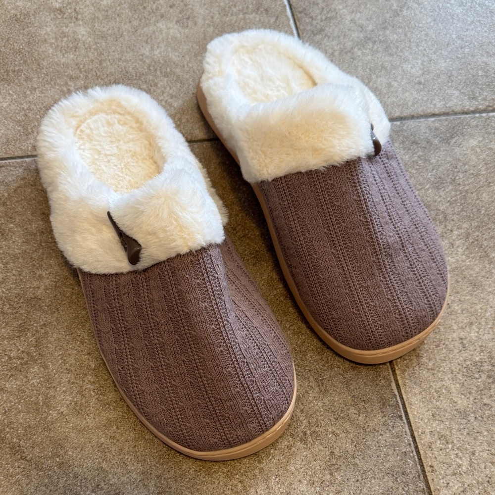 Taupe sweater pattern women’s slippers NWOT